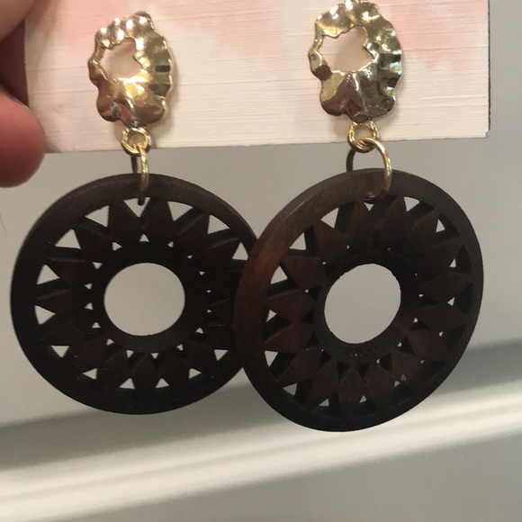 NEW Hiraya Brown Dangling Earrings - Picture 2 of 4